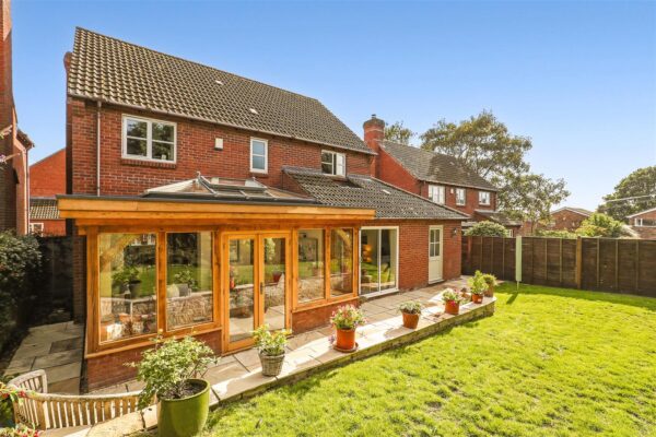 2 Vicarage Close, Cashes Green, Stroud